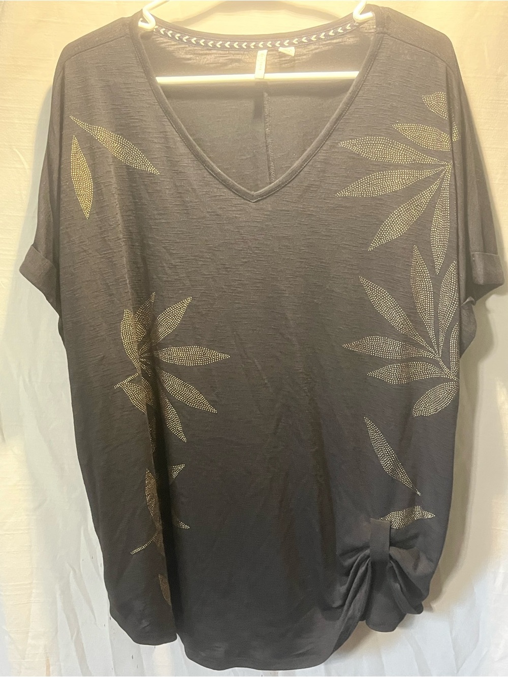 Cato 22/24 Women’s Black V-Neck Short Sleeve Top with Metallic Leaf Accents